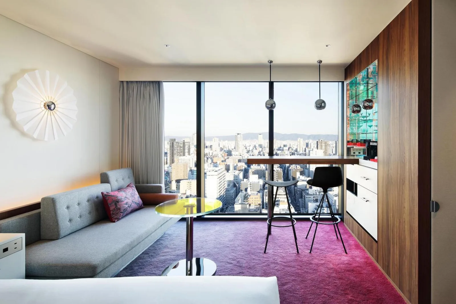 Stilvolles Gästezimmer mit Stadtblick im W Osaka Hotel