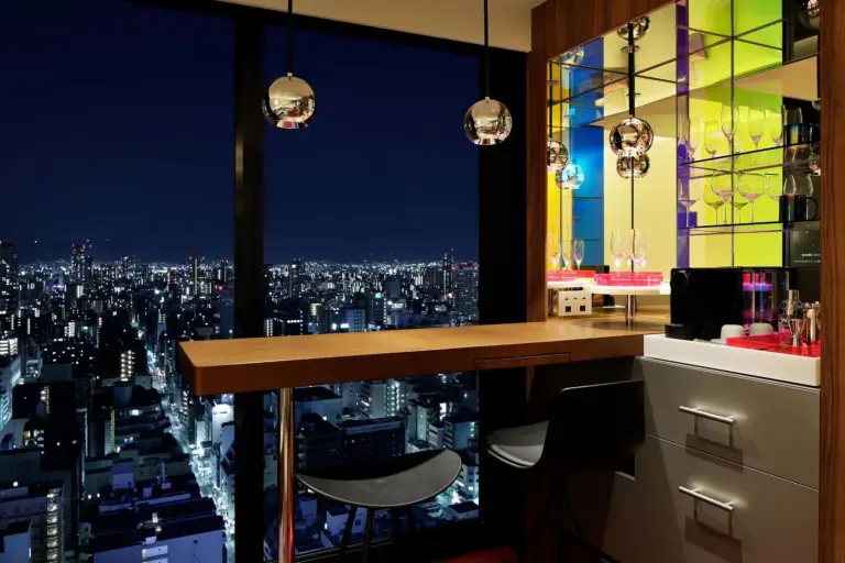 Barbereich mit Nachtblick im W Osaka Hotel
