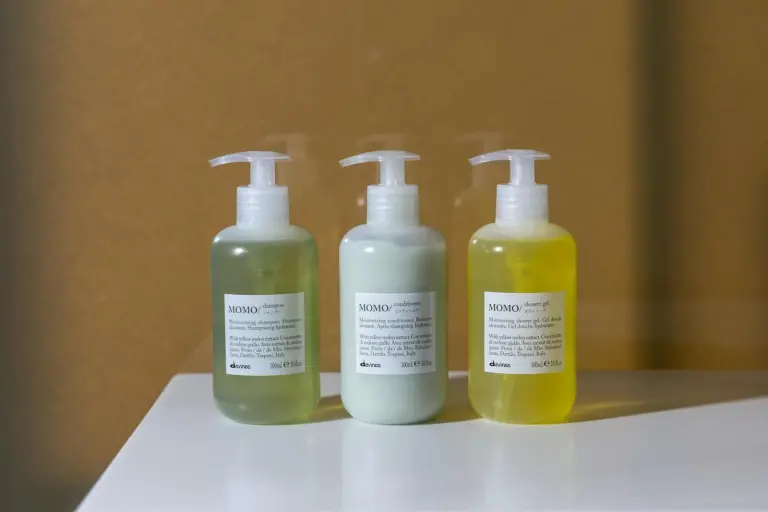 Shampoo- und Conditioner-Flaschen im Badezimmer des W Osaka Hotels