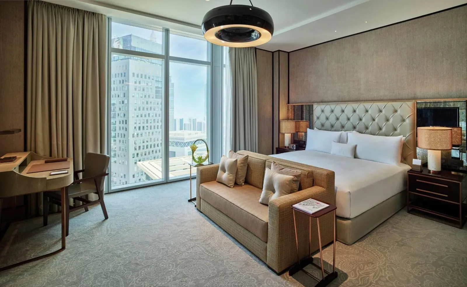 Chambre du Waldorf Astoria Dubai International Financial Centre avec vue sur la ville