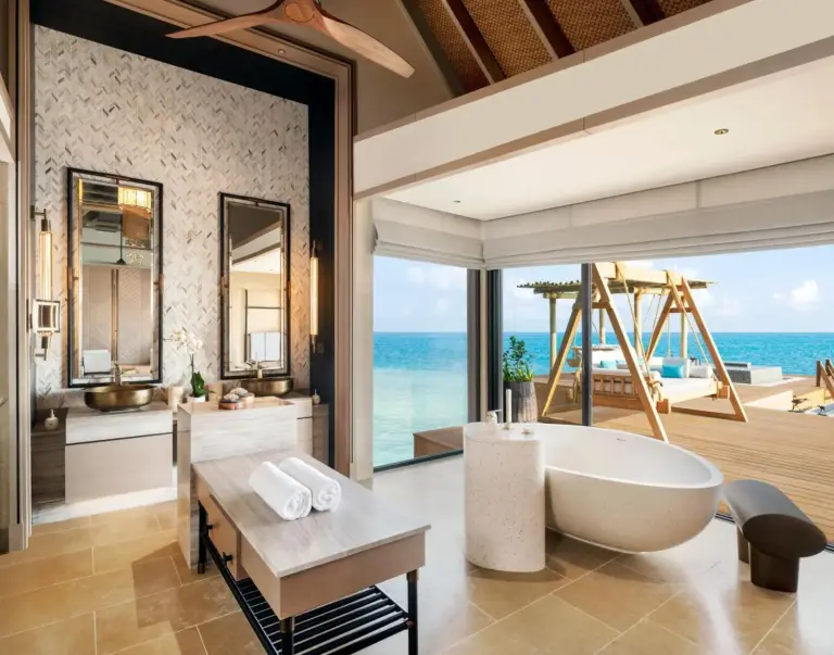 Elegantes Badezimmer im Waldorf Astoria Maldives Ithaafushi