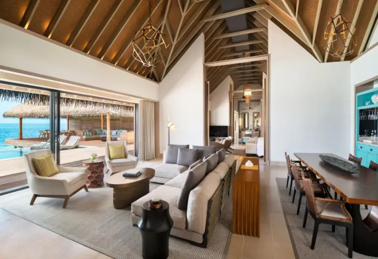 Stylisches Wohnzimmer im Waldorf Astoria Maldives Ithaafushi
