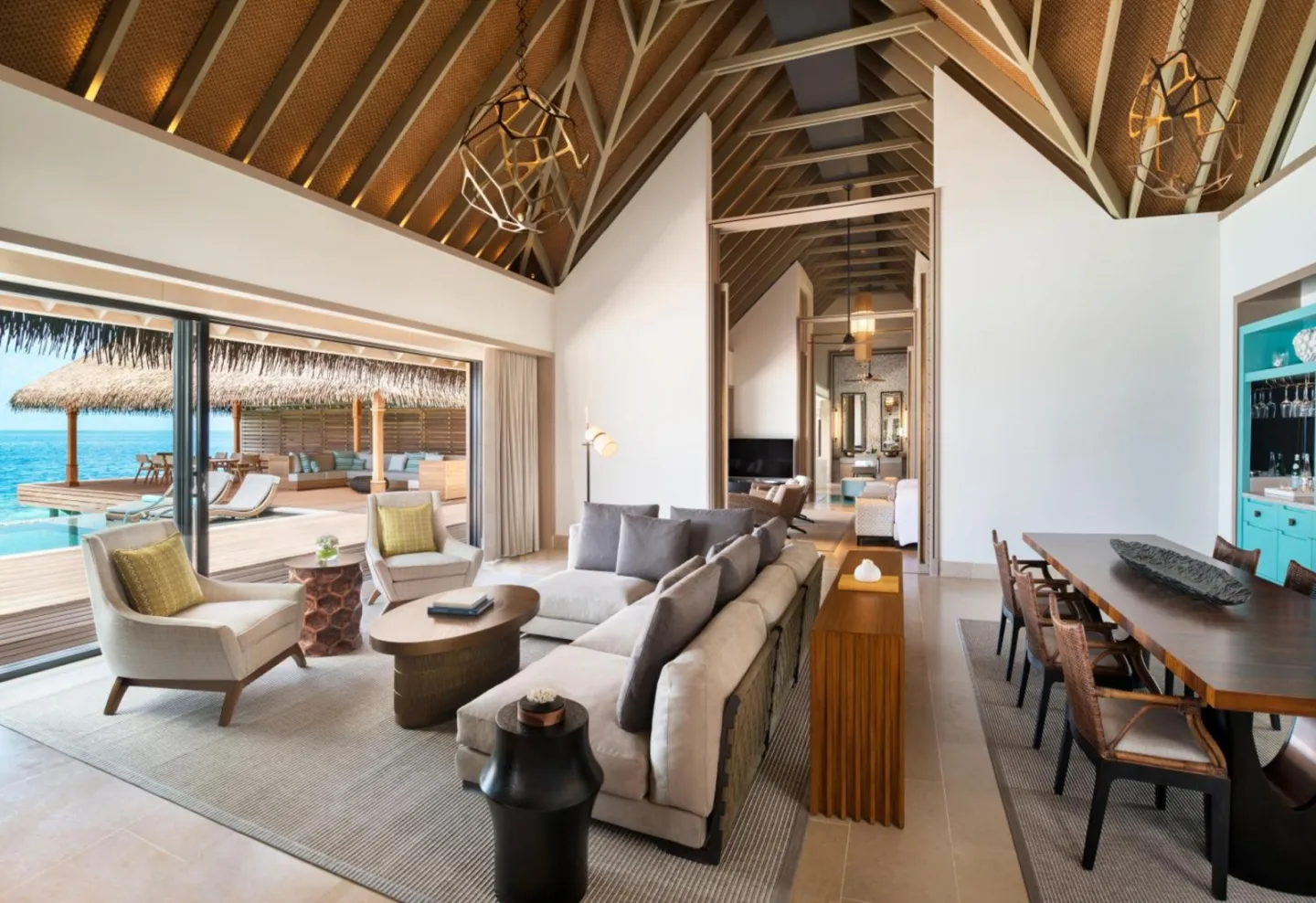 Stylisches Wohnzimmer im Waldorf Astoria Maldives Ithaafushi