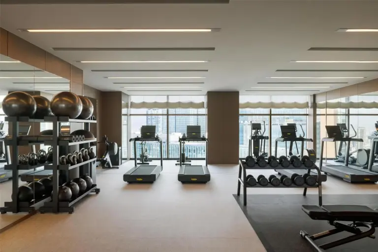 Centre de remise en forme moderne au Waldorf Astoria Osaka