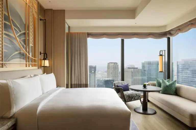 Chambre de luxe avec vue sur la ville au Waldorf Astoria Osaka
