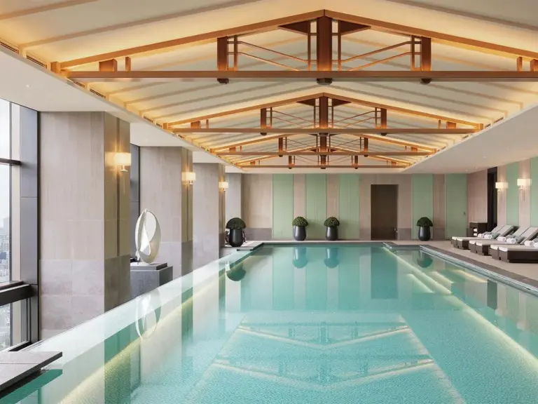 Piscine intérieure au Waldorf Astoria Osaka