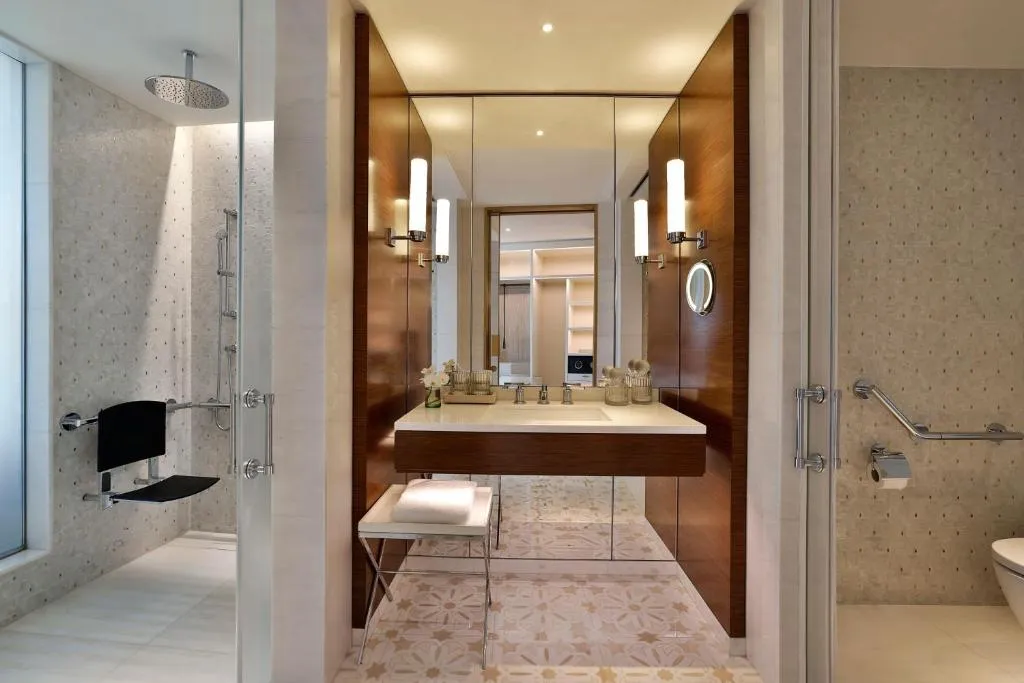 Baño accesible en Waldorf Astoria Rabat Salé