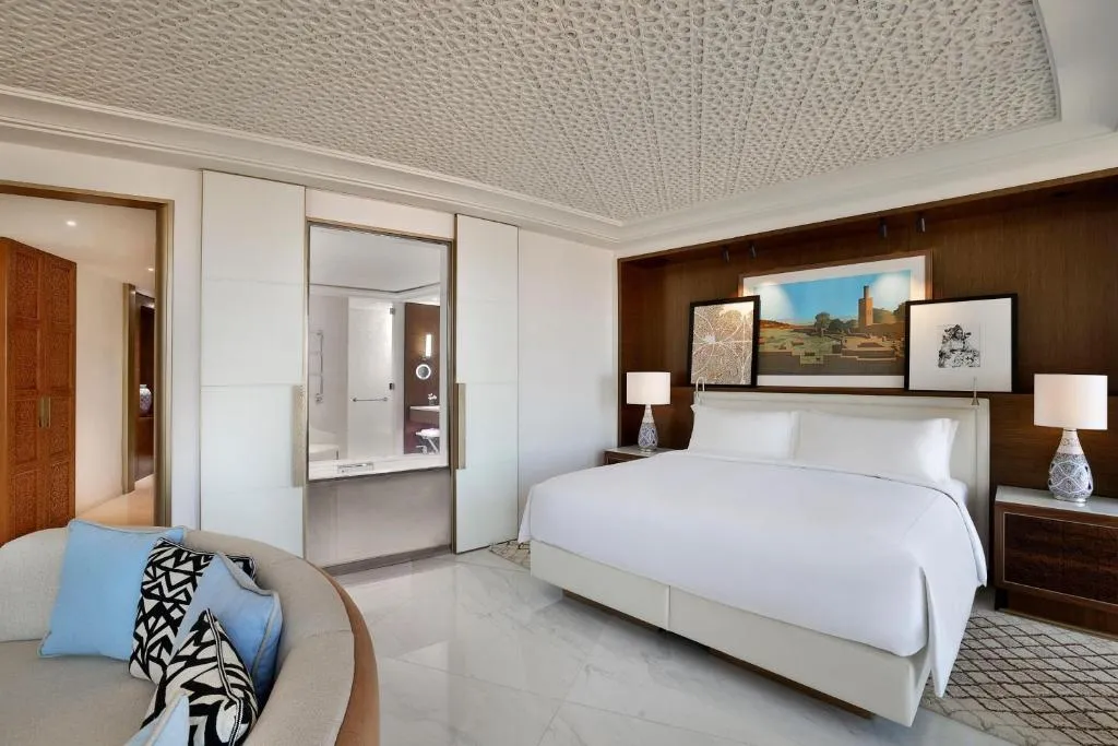 Dormitorio en una suite del Waldorf Astoria Rabat Salé