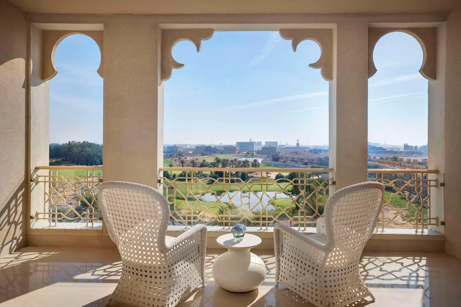 Balcón de Waldorf Astoria Ras Al Khaimah con vistas al paisaje