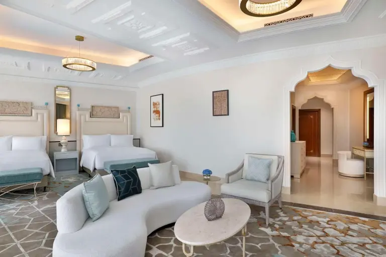 Zona de estar de Waldorf Astoria Ras Al Khaimah en una suite