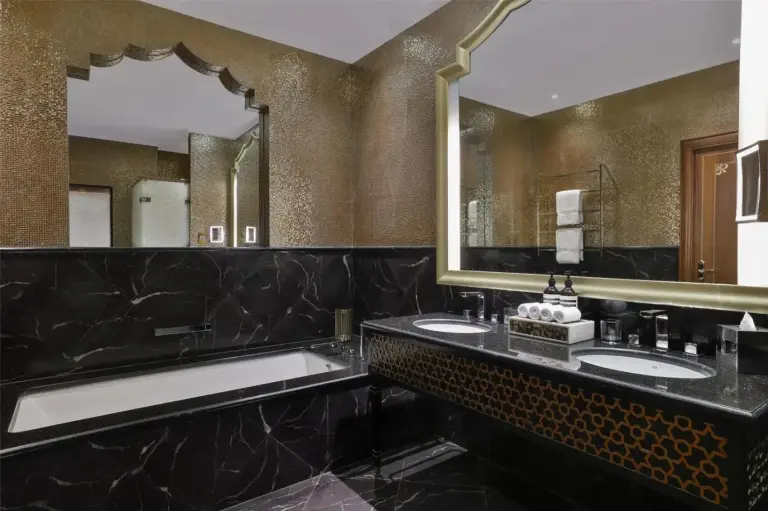 Lujoso baño de Waldorf Astoria Ras Al Khaimah con amenities