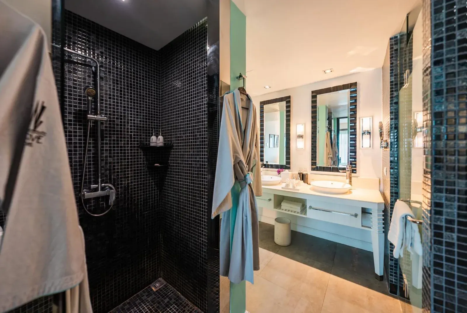 Wave Hotel Pattaya elegant bathroom area