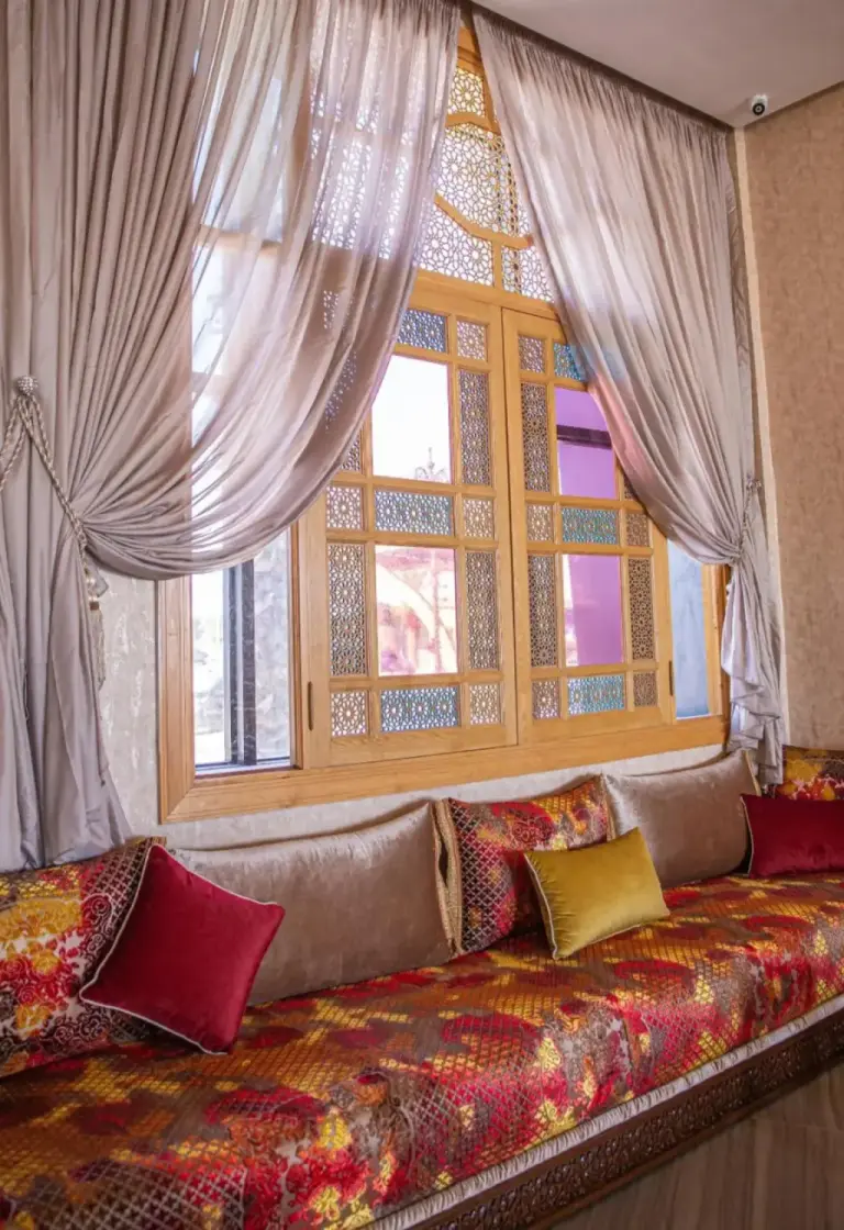 Sièges décoratifs à la fenêtre au Waves Aqua Resort à Kenitra