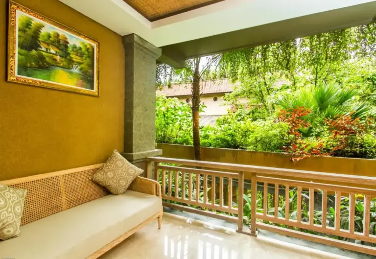 Balcon du Weda Cita Resort and Spa Ubud avec vue sur la végétation