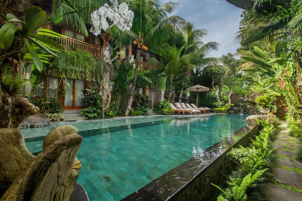 Piscine du Weda Cita Resort and Spa Ubud entourée d’une végétation luxuriante