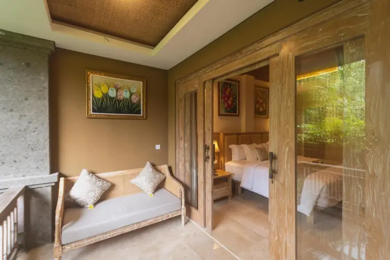 Terrasse privée du Weda Cita Resort and Spa Ubud menant à la chambre