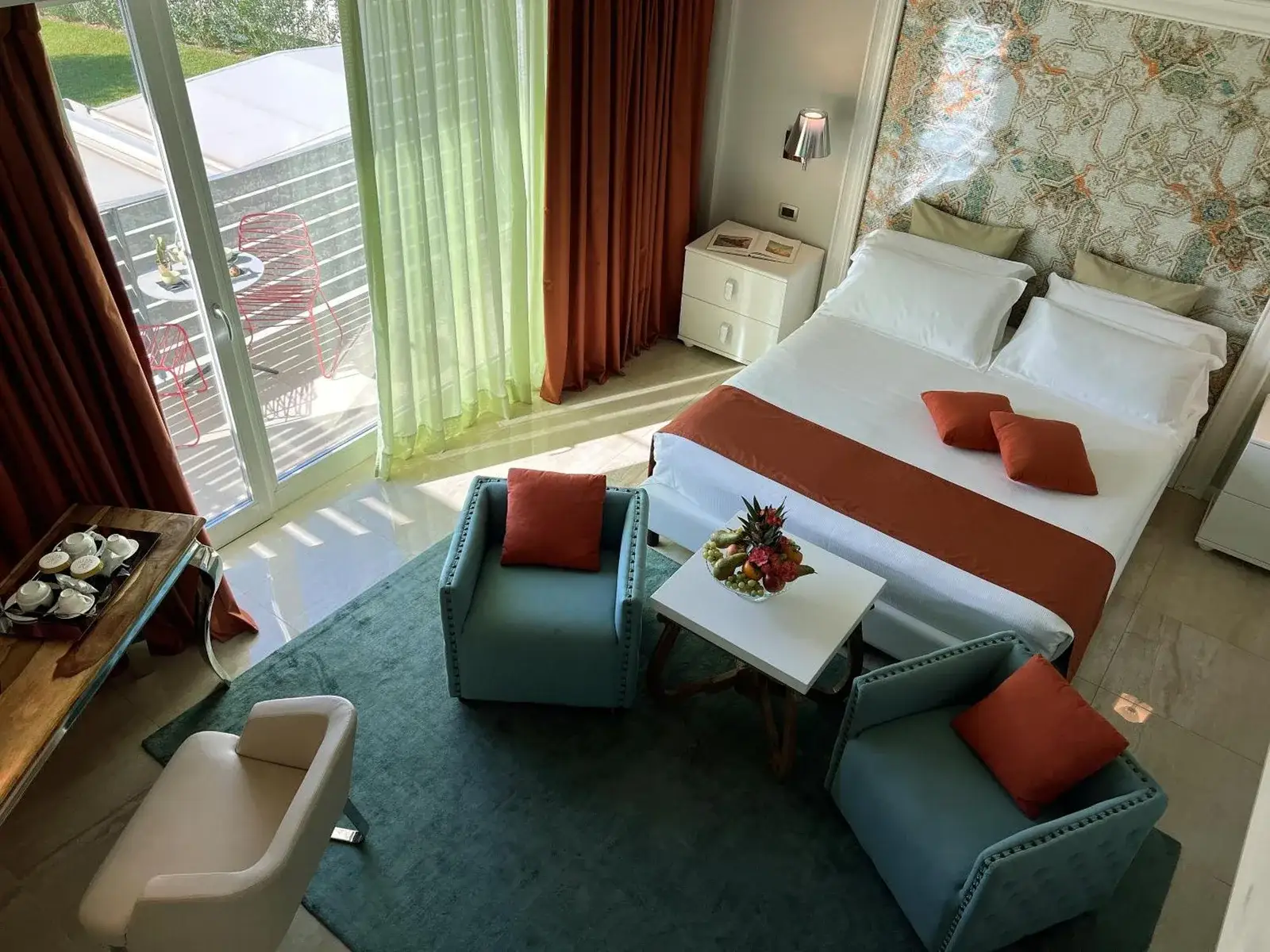 Gemütlicher Sitzbereich in einem Gästezimmer im Wellness Spa Hotel Principe Fitalia in Syrakus
