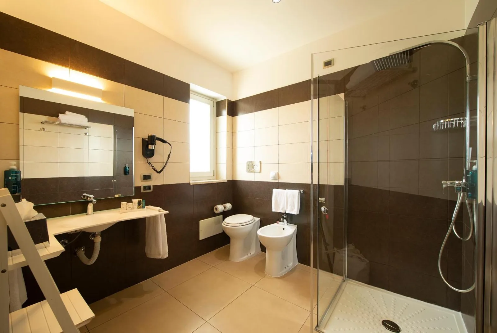 Modernes Badezimmer im Wellness Spa Hotel Principe Fitalia in Syrakus