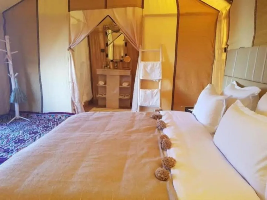 Interior de una tienda de lujo en el safari del desierto de White Camp