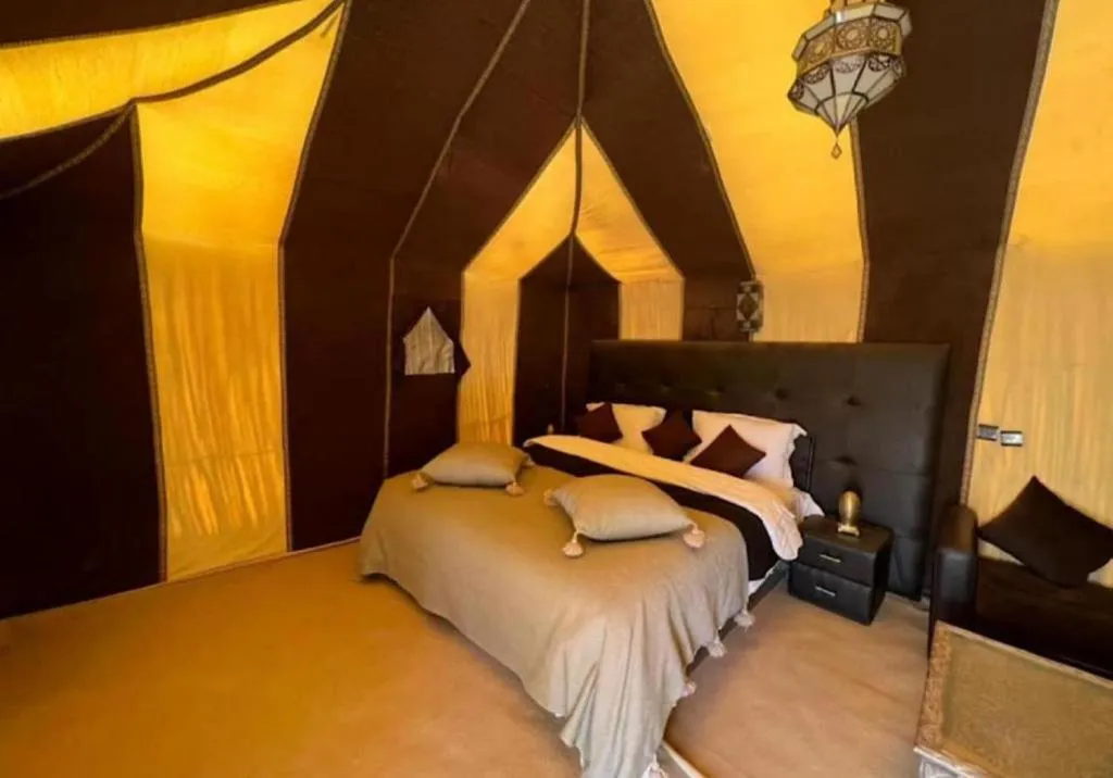 Alojamiento en tienda elegante en White Camp Desert Safari