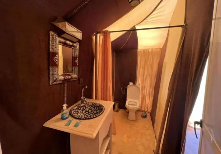 Instalaciones de baño en una tienda en White Camp Desert Safari