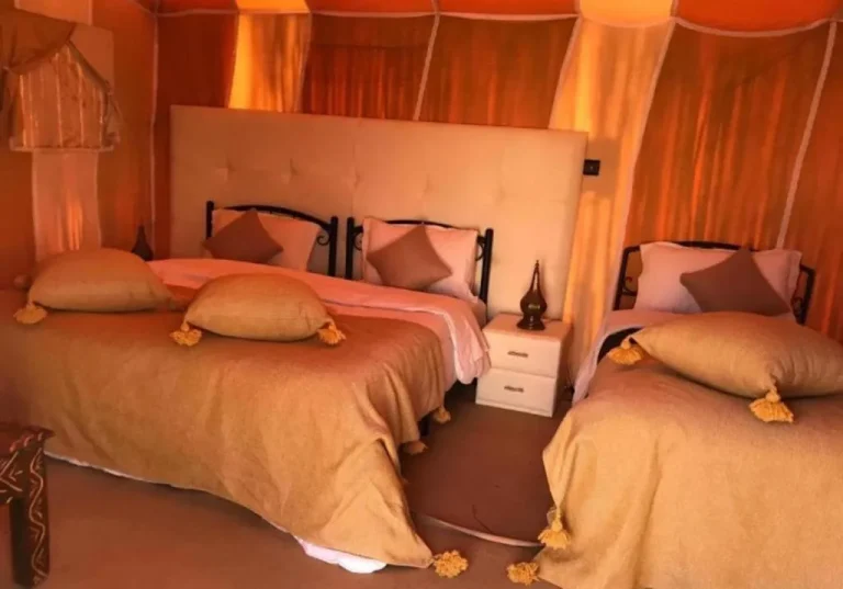 Habitación para triple ocupación en White Camp Desert Safari
