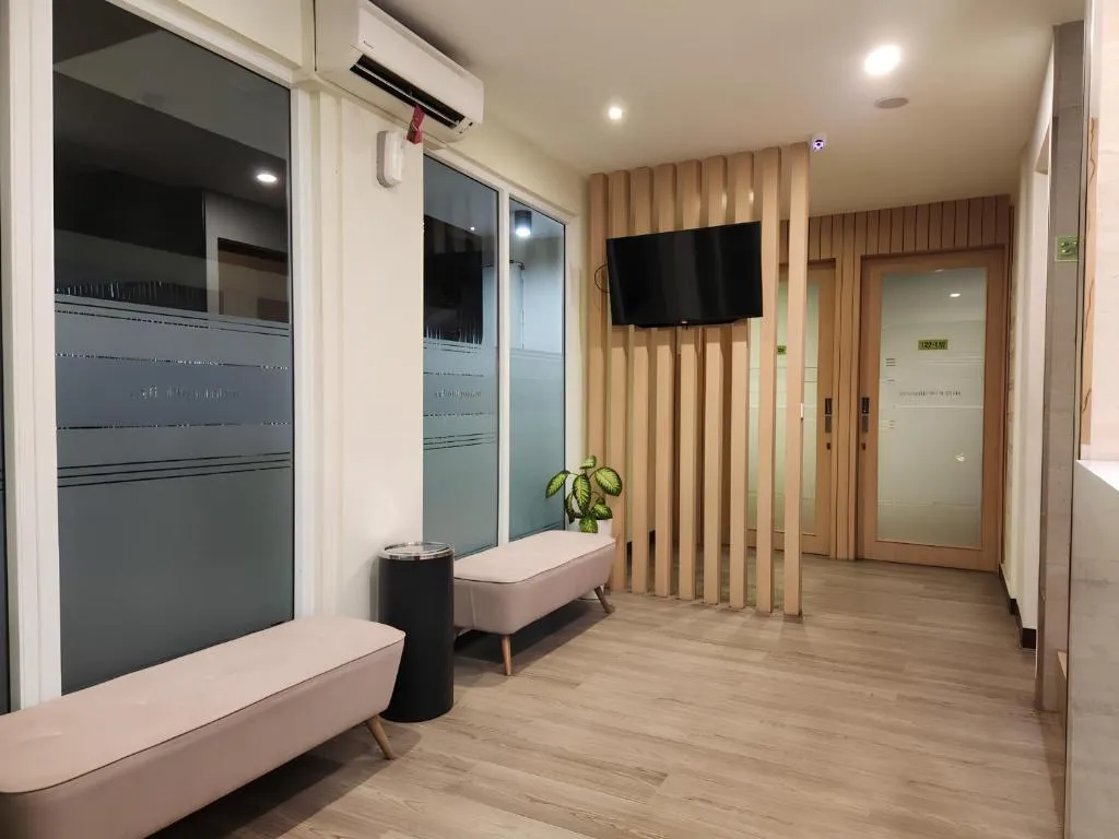 Whiz Capsule Hotel Thamrin Jakarta lobby seating