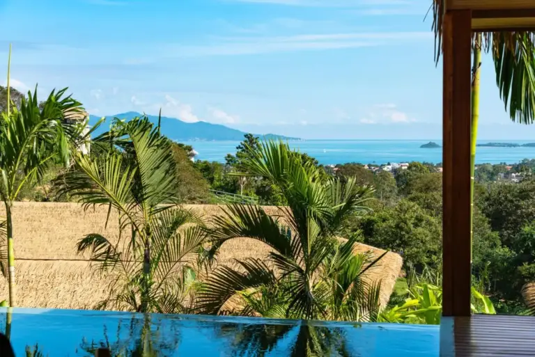 Vue scénique sur l'océan depuis le Wild Cottages Elephant Sanctuary Resort à Koh Samui