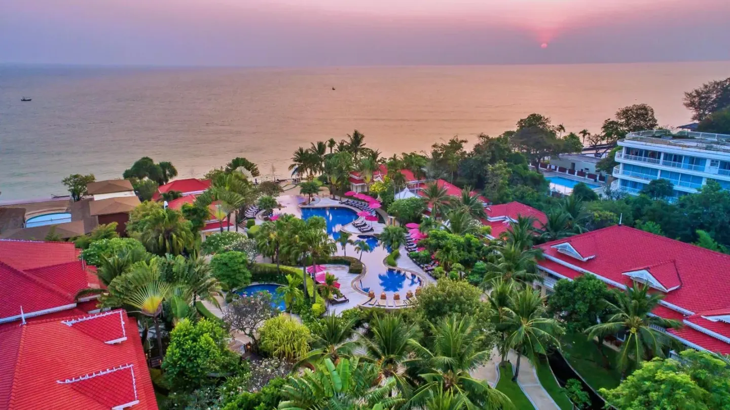 Vue aérienne de Wora Bura Hua Hin Resort & Spa montrant les piscines et les jardins