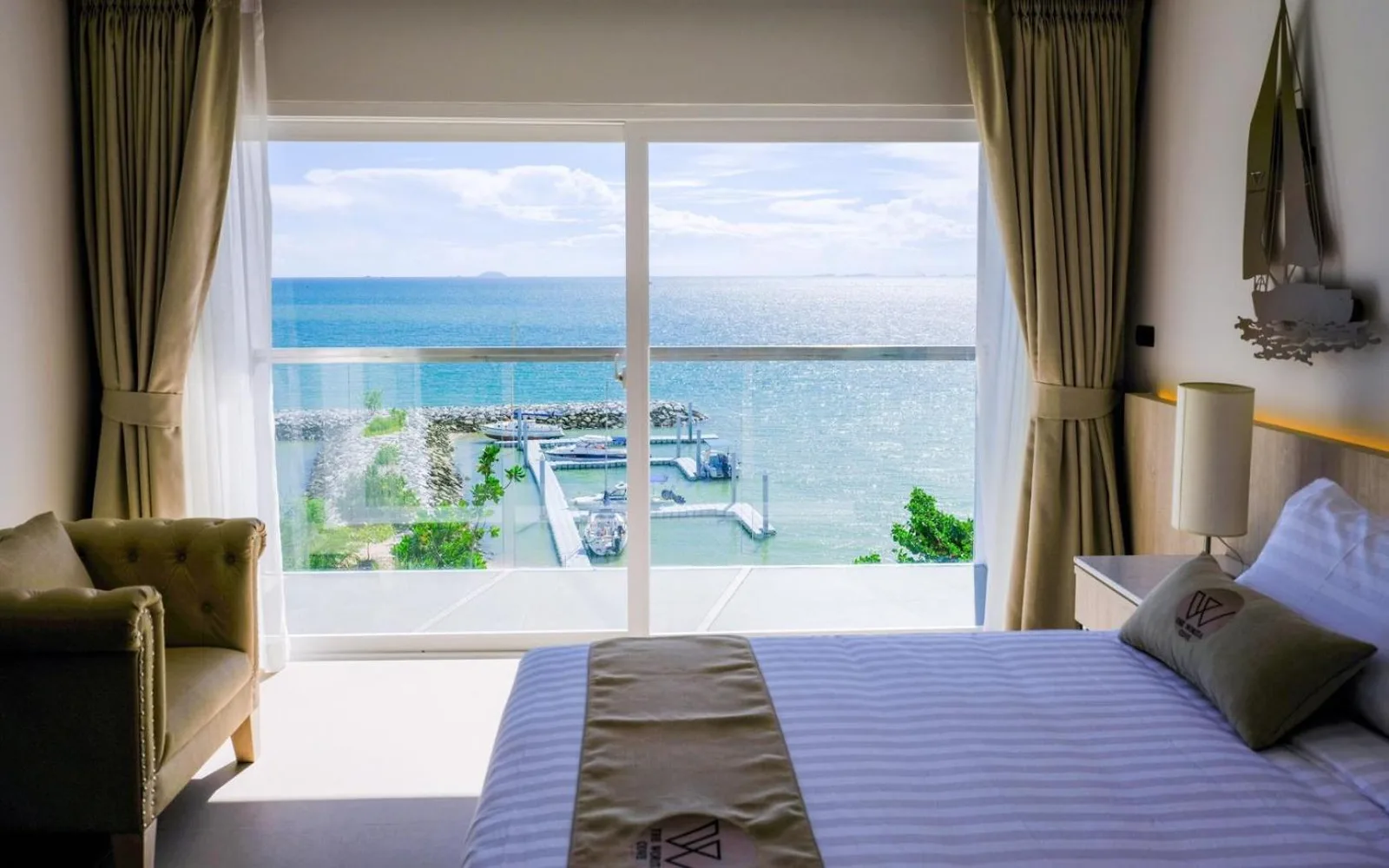 Family room at Worita Cove Hotel Pattaya with bunk bed, dining table, and kitchenette.