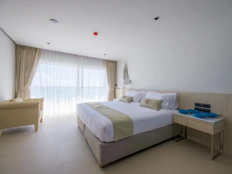 Ocean view bedroom at Worita Cove Hotel Pattaya with large window and seaside horizon.