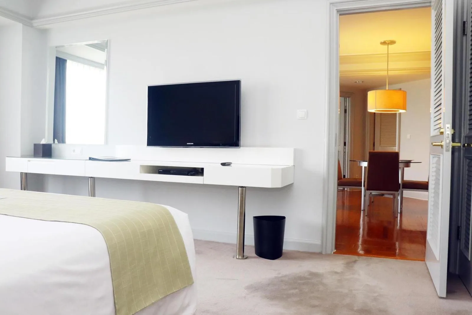 Unterhaltungsbereich im Schlafzimmer im Wyndham Casablanca Jakarta