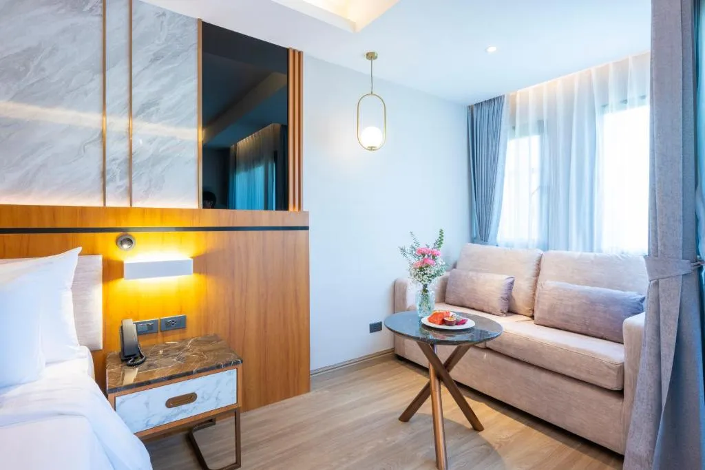 Wyndham Jomtien Pattaya – Hotel in Pattaya, Thailand – ein gelbes Gebäude, das inmitten eines Brunnens im Wyndham Jomtien Pattaya in Na Jomtien steht