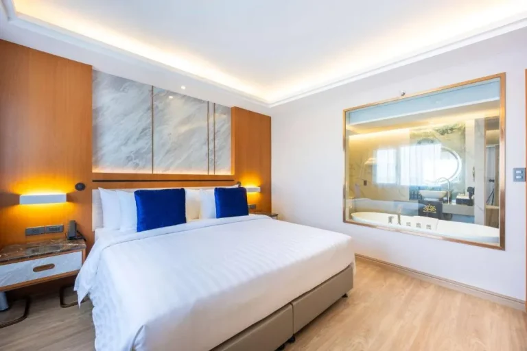 Wyndham Jomtien Pattaya Zimmer mit Badewanne Blick