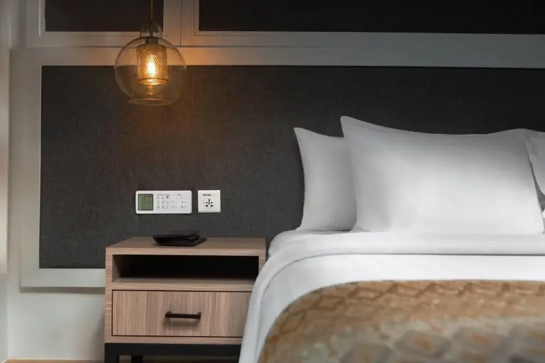 Vue cosy depuis le lit dans une chambre du Wyndham Panbil Batam