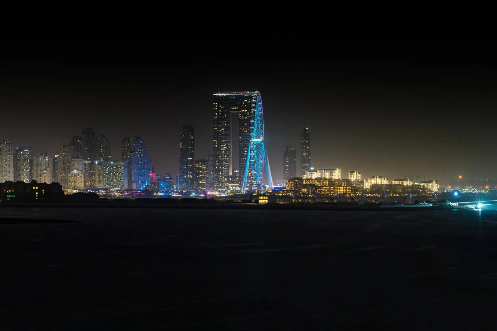 Nacht-Skyline von Dubai im Wyndham Residences The Palm