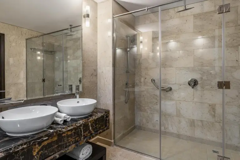 Elegantes Badezimmerdesign im Wyndham Residences The Palm