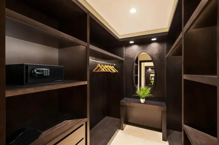 Geräumiger Kleiderschrank im Wyndham Residences The Palm