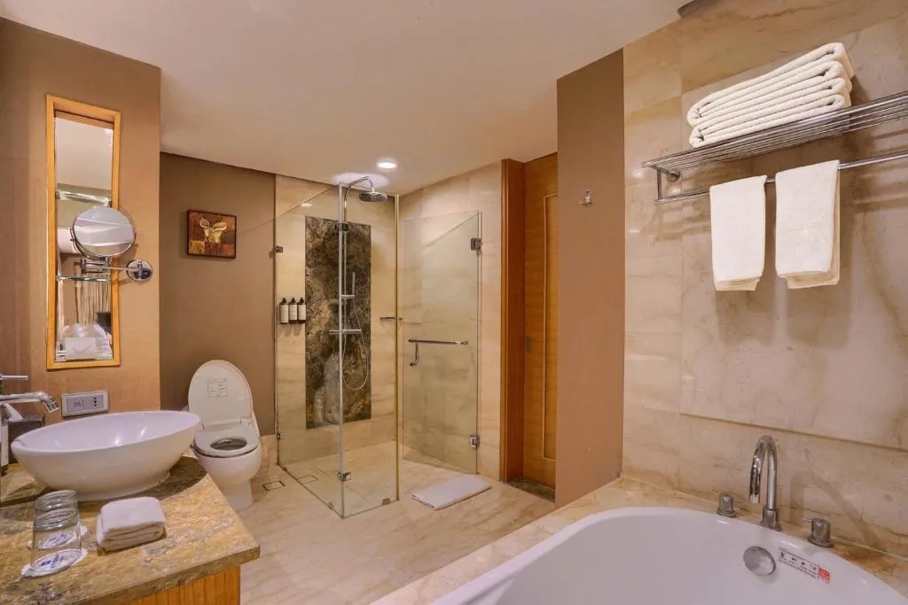 Wyndham Surabaya bathroom design