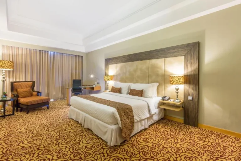Wyndham Surabaya standard room setting