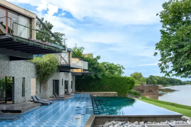 Piscina infinita en el hotel X River Kwai