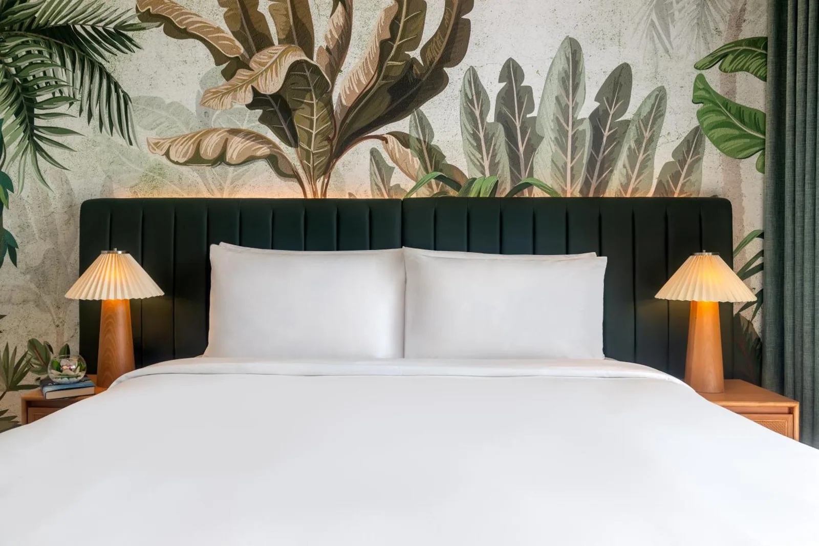 Nahaufnahme des Betts im Yas Plaza Mangroves by IHG in Abu Dhabi