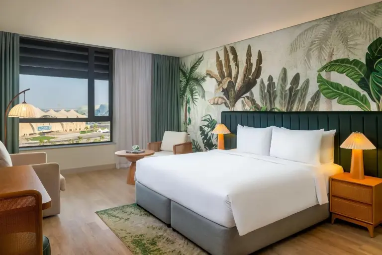 Weitere Ansicht des Kingsize-Zimmers im Yas Plaza Mangroves by IHG in Abu Dhabi