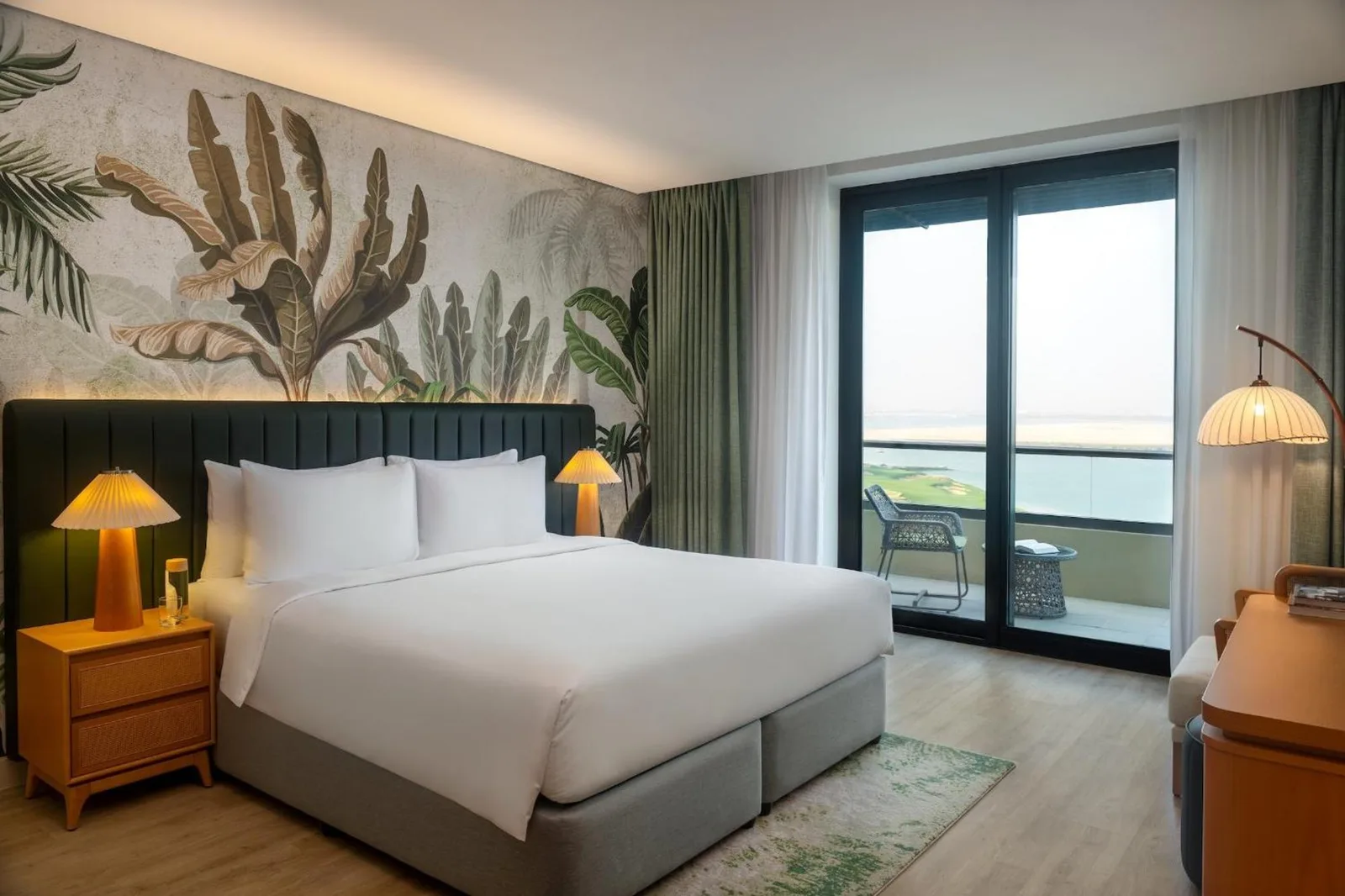 Kingsize-Zimmer mit Balkon im Yas Plaza Mangroves by IHG in Abu Dhabi