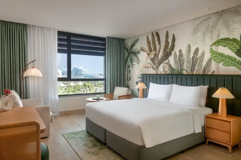 Kingsize-Zimmer mit Balkonblick im Yas Plaza Mangroves by IHG in Abu Dhabi
