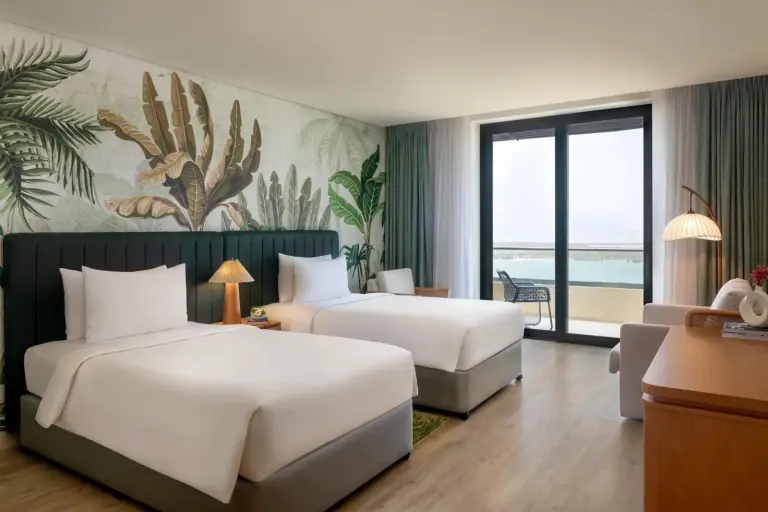 Zweibettzimmer mit Balkonblick im Yas Plaza Mangroves by IHG in Abu Dhabi