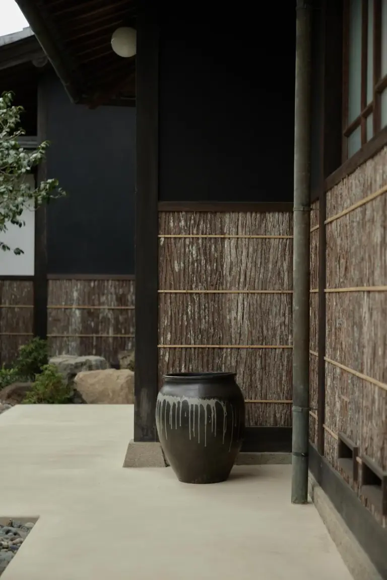 Jarre en céramique à l'extérieur de l'hôtel YORUYA, Kurashiki