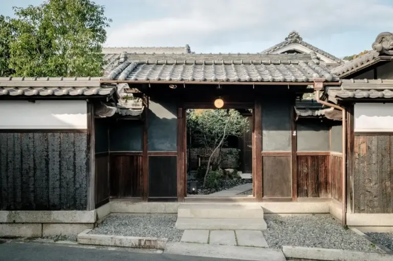 Entrée du portail de l'hôtel YORUYA, Kurashiki