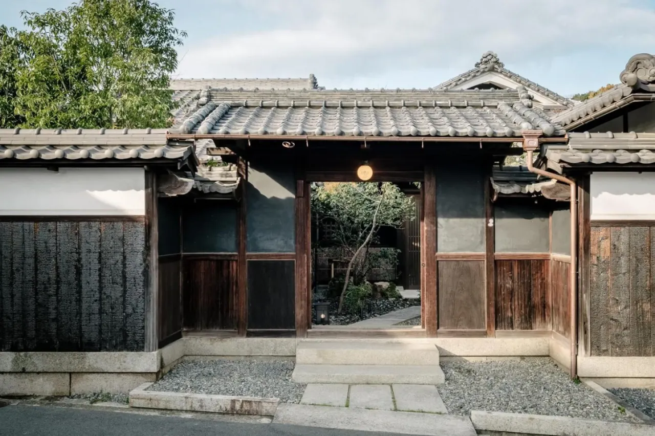 Entrée du portail de l'hôtel YORUYA, Kurashiki
