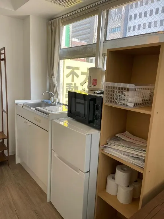 Yotsuya Kitchenette mit Geräten und Stauraum